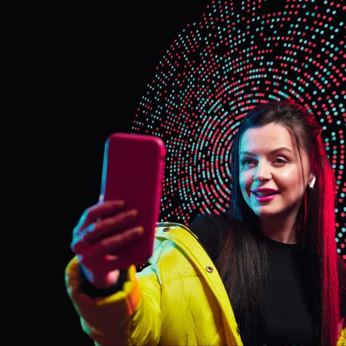 tiktok waarschuwt gebruikers voor ai content